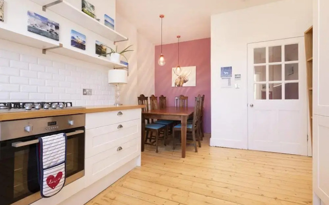 JOIVY Gorgeous 1-Bed Flat With A Shared Garden