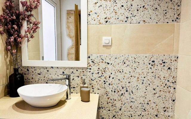 Roussos Place - Next To Splantzia Square - 2bd 2ba