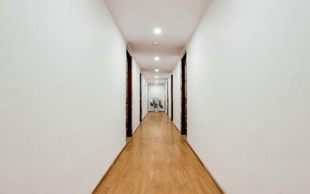 OYO Townhouse 231 Golden Avenue Road