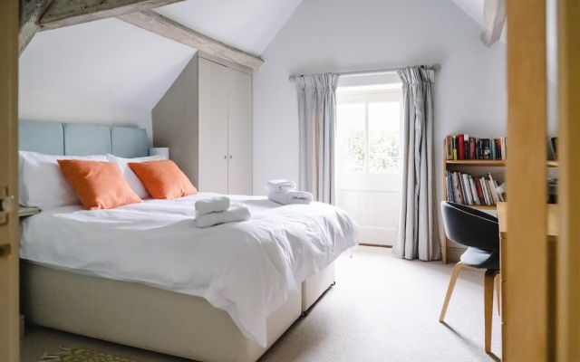 Stunning 6 Bedroom Riverside Barn Cotswold Mill