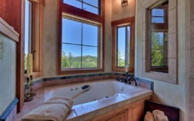Glacier Luxury Lodge