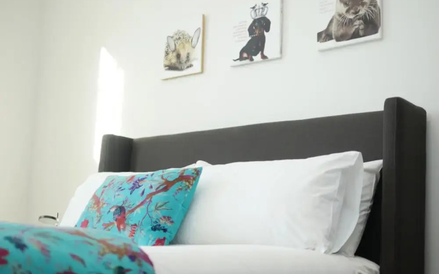 Inner-city Apartment Minutes Walk to Dining Hubs