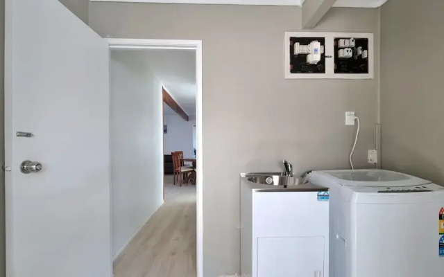 Lovely 2- Bedroom Unit with Free Parking