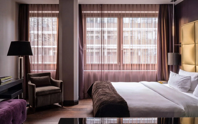 Roomers Frankfurt Central, Autograph Collection