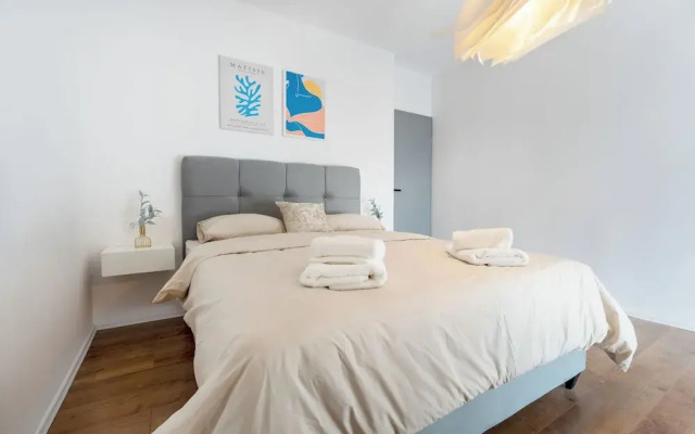Modern apt With Balcony, 12 min Walk to the Beach