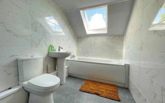 Spacious 6BR Property with Parking