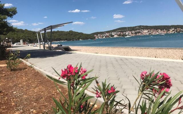 Mobile Home Blue Class B4