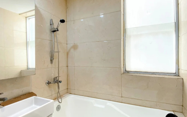 Comfort 2Br At Crown Court Executive Condominium Apartment