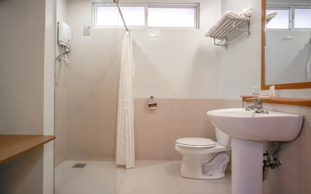OYO 579 Anisabel Suites
