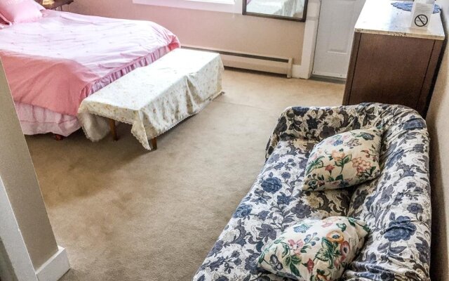 Admiral's Quay Motel & Suites