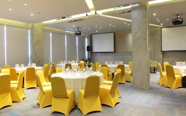 YELLO Hotel Jemursari Surabaya
