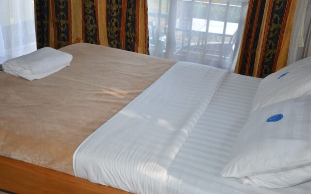 Ssese Islands Beach Hotel - Hostel