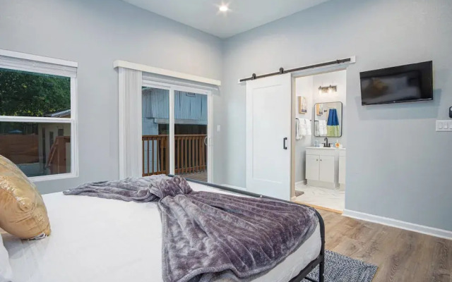 Experience Convenience w/ 4br/3ba Near Alamodome