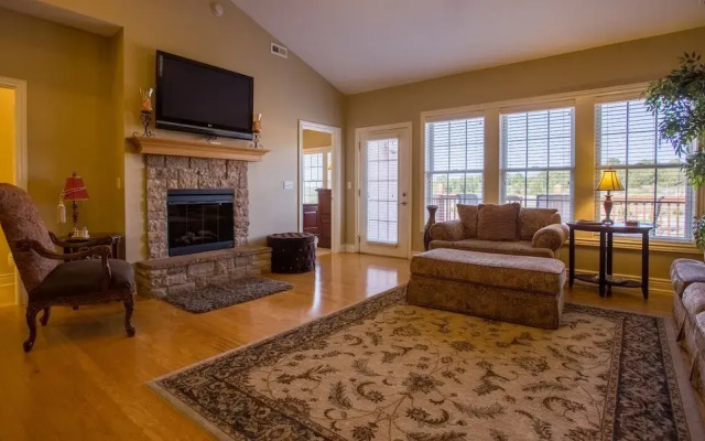 Tuscany Hills 3 Bedroom Villa by RedAwning