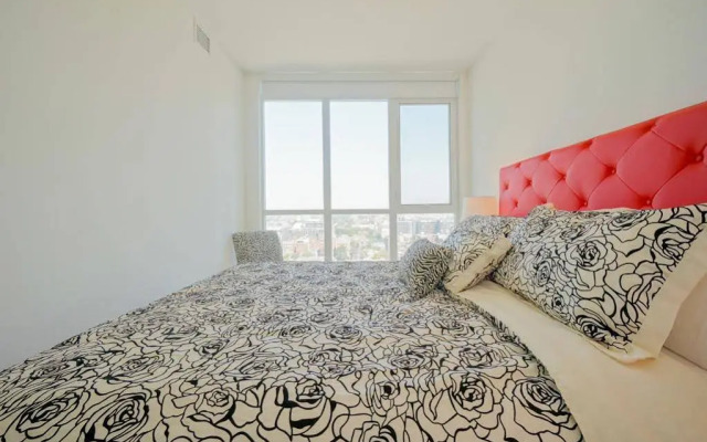 Hydewest - Capreol Luxury Furnished Penthouse Apartment