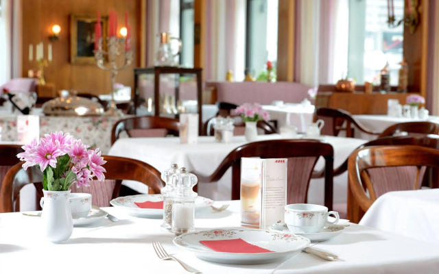 Tante ALMA's Mülheimer Hotel