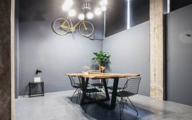 Modern Industrial Apt In Neos Kosmos