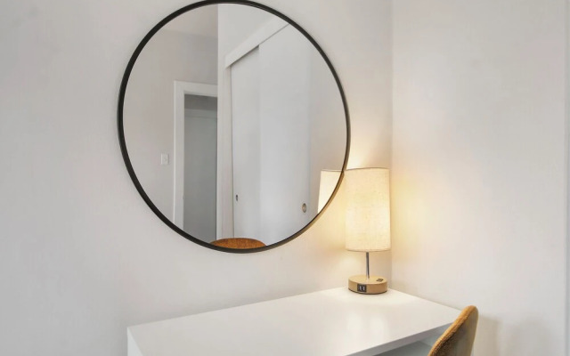 Sleek 2BR - Hyde Park 405