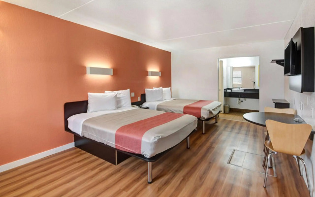 Motel 6 Dallas, TX - Forest Lane