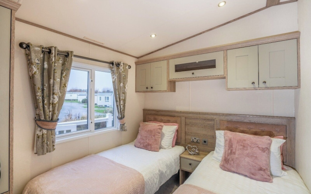 Luxury Family Lodge -sleeps 6 -golf-beach-starlink
