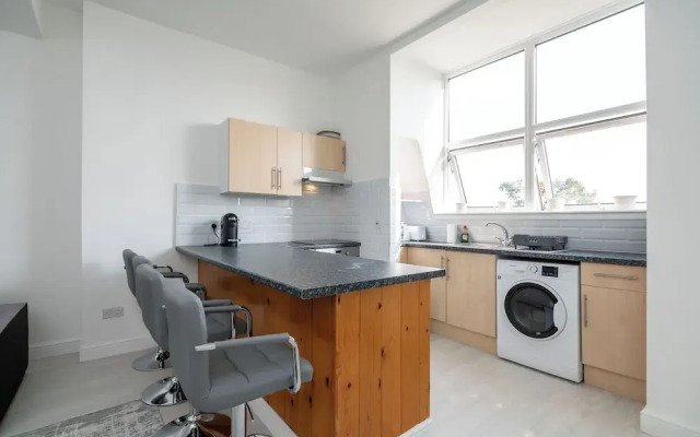 Cozy 2-Bedroom Flat in West London