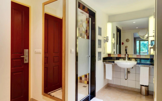 Robinson Camyuva - Adults only