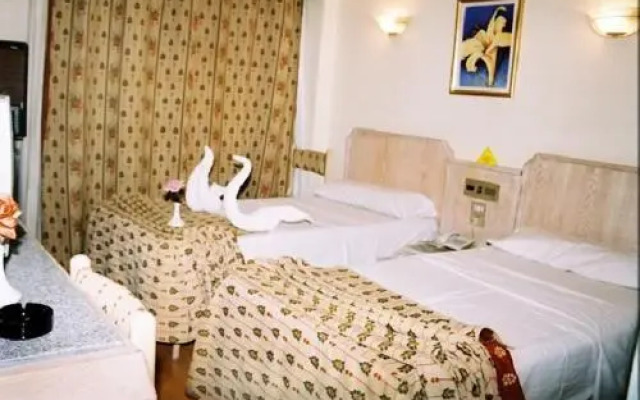 Emilio Hotel Luxor