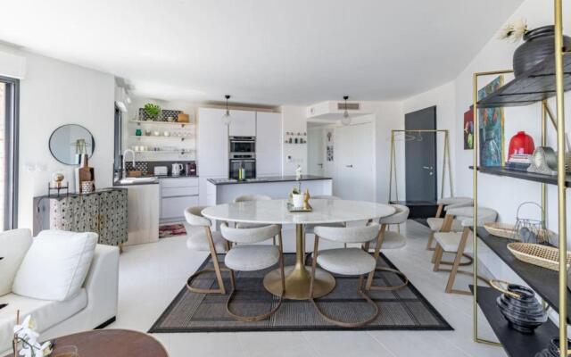 Modern apt with BALCONY at 1mn walk from the BEACH