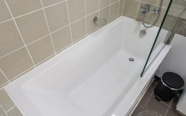 Refined 1BR Retreat in The Point Tower - Marina