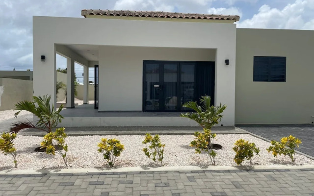Villa Cuarenta Y Tres at Mambo Beach