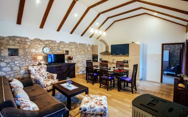 Lovely Holiday Home With Private Infinity Pool