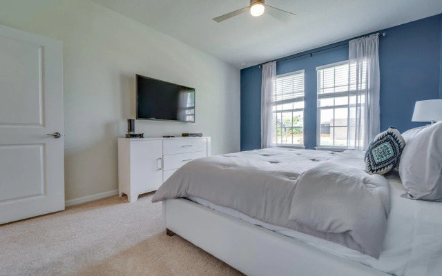 Equisite Windsor Island House