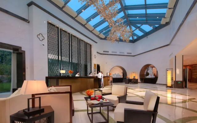 Slender West Lake Hot Spring Resort