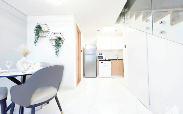 Luxury 1-br Villa in Rukan: Dubai Skyline Views!