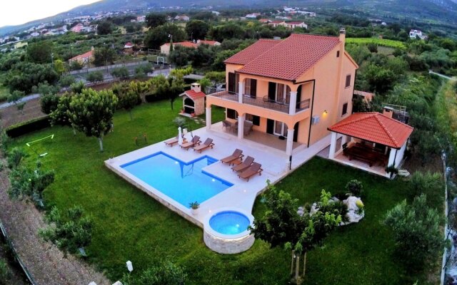Luxury Secluded Villa w. Pool, Jacuzzi and Garden