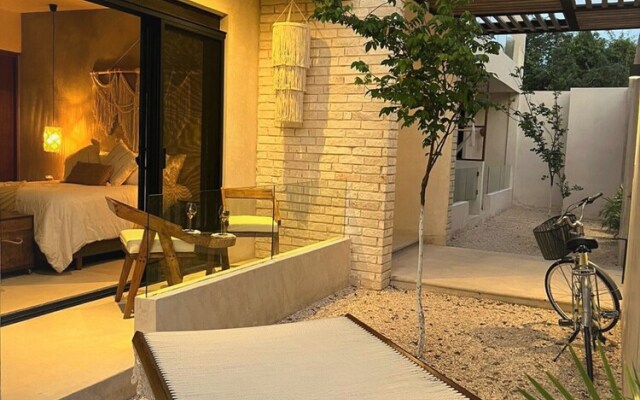 Stylish and Bright Studio Near the Pool