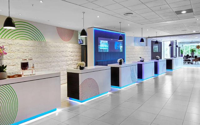 Novotel London West - Image 2