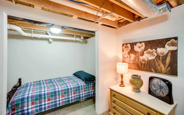 Charming Iowa Abode Near Knoxville Raceway!
