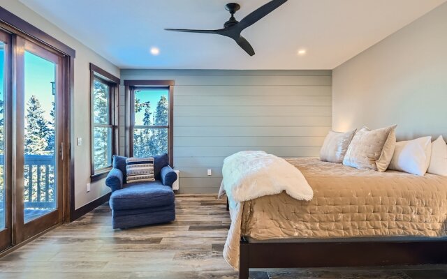 Slopeview Sanctuary 4 Bedroom Home by RedAwning