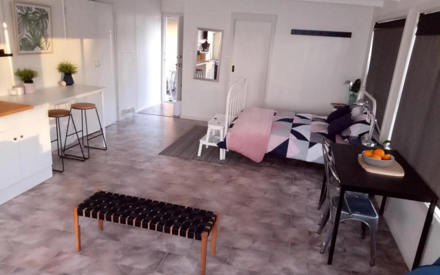 The Husky House 1 bedroom or 2 bedroom or The Husky Studio Suite stayinjervisbay com – Guest Rooms – Huskisson