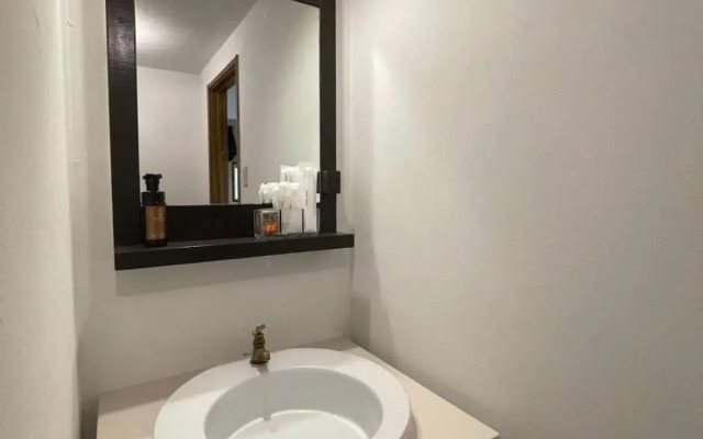 2BR good for 6PPL overlooking Peace Park with WIFI!