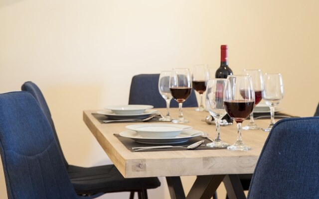 ALTIDO Charming 2BR Apt w/balcony&city views, in Graca