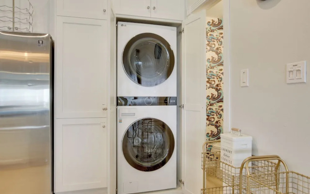 Walk to Pirates Beach - Luxe Galveston Home