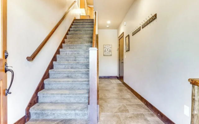Ski Shuttle & Community Perks: Keystone Townhome