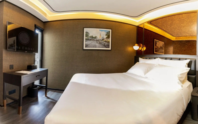 The Gravitique Hotel Khaosan