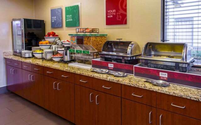 Comfort Inn & Suites Erie - Splash Harbor Indoor Waterpark