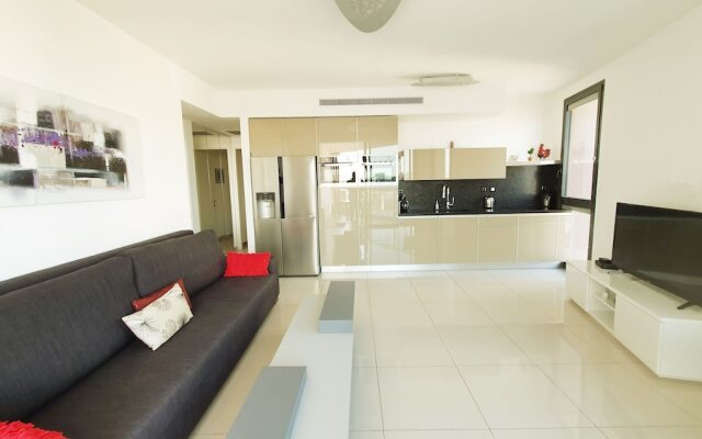 Design Apt Parking Included 2BDR TL16