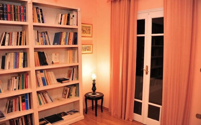 Alexandra's Art Apartment