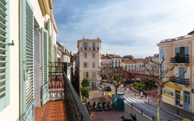 A lovely split level townhouse in the heart of Cannes next to the Marche Forville and the Palais 1749