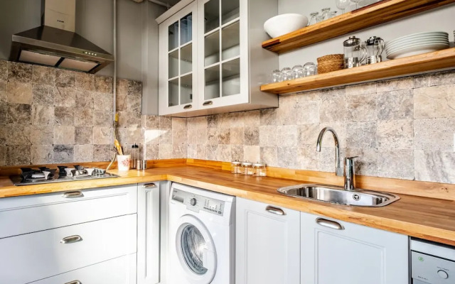 Vibrant Flat Next to Bostanci Marmaray Station